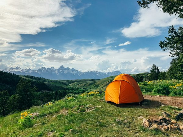 Quels sont les équipements indispensables pour un camping en région de maquis méditerranéen?