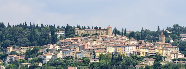 Quels sont les avantages de louer une maison de vacances en Provence avec des ateliers de peinture et des visites de lavanderaies?